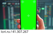 Black phone with blank mockup screen on rising stock graph. Closeup hand showing smartphone isolated green display. Online banking, Fund App use. Financial analyst on Invest Market. Bank collapse 2023. Стоковое видео, видеограф Марина Демидюк / Фотобанк Лори