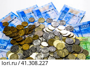 Russian banknotes and coins. A handful of coins on new Russian banknotes in denominations of 2000 and 200 rubles. Стоковое фото, фотограф Леонид Еремейчук / Фотобанк Лори