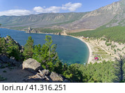 Вид с Большого Колокольного мыса на бухту Песчаная. Большая Байкальская тропа. Озеро Байкал. Иркутская область, Россия. Август. Стоковое фото, фотограф Сергей Рыбин / Фотобанк Лори
