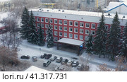 Город Уфа: Черниковка, 3 корпус УГНТУ. Вид с воздуха. Ufa city: Chernikovka, 3 building of USPTU. Aerial view. (2022 год). Стоковое видео, видеограф Евгений Романов / Фотобанк Лори