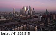 Вид на Москва Сити на закате с дрона (2021 год). Стоковое видео, видеограф Александр Иванов / Фотобанк Лори