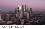 Вид на Москва Сити на закате с дрона (2023 год). Стоковое видео, видеограф Александр Иванов / Фотобанк Лори