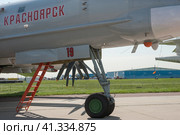Советский и российский стратегический бомбардировщик-ракетоносец Туполев Ту-95МС Bear с собственным именем "Красноярск" на авиасалоне МАКС-2019 в Жуковском, Россия, вид на носовую стойку шасси справа. Редакционное фото, фотограф Малышев Андрей / Фотобанк Лори