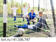 Goalkipper didn't catch ball. Стоковое фото, фотограф Яков Филимонов / Фотобанк Лори
