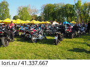 Sremska Mitrovica, Serbia, 04.29.23 Gathering or meeting of motorcyclists and bikers at a festival. People in leather clothes walk next to motorcycles. A motorcycle club. Bikerism as a subculture. Редакционное фото, фотограф Юлия Петровская / Фотобанк Лори