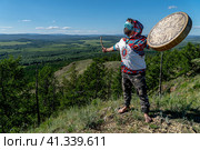 Шаман с бубном, проводит обряд с духами природы. (2022 год). Редакционное фото, фотограф Андрей Дегтярёв / Фотобанк Лори