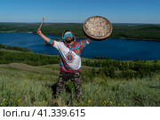 Шаман с бубном, проводит обряд с духами природы. (2022 год). Редакционное фото, фотограф Андрей Дегтярёв / Фотобанк Лори