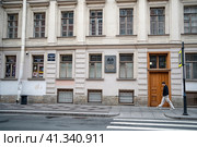 Мемориальная доска Ф.М. Достоевскому в Санкт-Петербурге (2023 год). Редакционное фото, фотограф Владимир Макеев / Фотобанк Лори