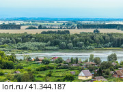 Село Сростки, родина В.М. Шукшина. Вид с холма на село у реки Катуни. Алтайский край, Бийский район, Юг Западной Сибири,Россия. (2023 год). Стоковое фото, фотограф Евгений Мухортов / Фотобанк Лори