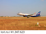 Крым, самолёт, взлёт, лётное поле (2019 год). Редакционное фото, фотограф Андрей Макаренко / Фотобанк Лори