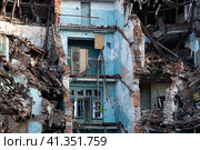 Этажи старого обрушенного дома. Стоковое фото, фотограф Виктор Карасев / Фотобанк Лори