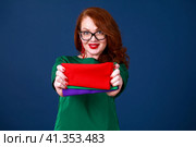 The stylist shows shawls of color-typing. Стоковое фото, фотограф Андрей Аркуша / Фотобанк Лори