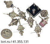 Радиодетали разного типа на белом фоне. Radio components on a white background. Стоковое фото, фотограф Татьяна Д / Фотобанк Лори