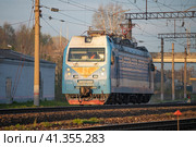 Российский пассажирский  электровоз ЭП1М  солнечным майским вечером. Станция Шарья Северной железной дороги (2023 год). Редакционное фото, фотограф Виктор Карасев / Фотобанк Лори