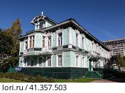 Дом Чудинова, построенный в 1904 году, на проспекте Чумбарова-Лучинского в Архангельске. Памятник архитектуры регионального значения. Россия (2023 год). Редакционное фото, фотограф Наталья Волкова / Фотобанк Лори