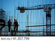 Двое строителей на высоте вяжут арматуру. Стоковое фото, фотограф Байбородин Михаил / Фотобанк Лори