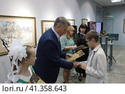 Есенинские встречи в Балашихинской картинной галерее, депутат Николай Черкасов вручает диплом (2023 год). Редакционное фото, фотограф Дмитрий Неумоин / Фотобанк Лори