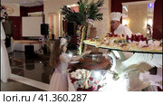 Pyatigorsk, Russia, st. Zhelezgovodskaya 24, Goldis banquet hall, 04.29.2017. A girl eats a chocolate fountain with fresh fruits. Пятигорск, Россия, ул. Железговодская 24, банкетный зал Голдис, 29.04.2017. Девушка ест шоколадный фонтан со свежими фруктами. (2021 год). Редакционное видео, видеограф Egor Sarantstv / Фотобанк Лори
