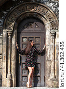 Portrait young beautiful brunette woman in dress posing against the backdrop of an old castle in the Gothic style. Стоковое фото, фотограф Андрей Аркуша / Фотобанк Лори