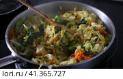 Fresh homemade braised white cabbage with vegetables in iron skillet at a kitchen. Стоковое видео, видеограф Яков Филимонов / Фотобанк Лори