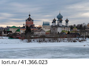 Старинный Тихвинский Успенский монастырь в облачные мартовские сумерки. Ленинградская область (2021 год). Стоковое фото, фотограф Виктор Карасев / Фотобанк Лори