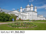 На территории Свято-Юрьева монастыря, Великий Новгород (2023 год). Редакционное фото, фотограф Анна Карасева / Фотобанк Лори