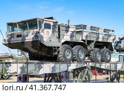 Военный артиллерийский тягаз БАЗ-6953 в экспозиции "Парка Патриот" солнечным днем. Каменск-Шахтинский (2021 год). Редакционное фото, фотограф Виктор Карасев / Фотобанк Лори