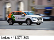 Car-sharing CITY DRIVE car Nissan Qashqai in motion on Moscow street. Редакционное фото, фотограф Константин Григорьев / Фотобанк Лори