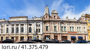 IRKUTSK, RUSSIA - September 22, 2023: Panoramic view of the Gallery of Siberian Art - a branch of the Art Museum on Karl Marx Street 23-25 in two historical buildings from 1873 and 1909 on a sunny day. Редакционное фото, фотограф Виктория Катьянова / Фотобанк Лори