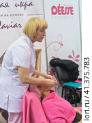 Cosmetologists perform a procedure to rejuvenate facial skin cosmetics Aravia at the festival of beauty Nevskie Berega in St. Petersburg 2012. Редакционное фото, фотограф Анна Кривицкая / Фотобанк Лори