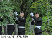 Russian Marines at the cemetery at the grave of the Russian hero Tatashvili on Marine Corps Day. St. Petersburg (2013) Редакционное фото, фотограф Анна Кривицкая / Фотобанк Лори