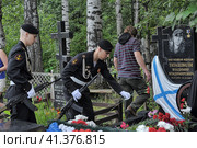 Russian Marines at the cemetery at the grave of the Russian hero Tatashvili on Marine Corps Day. St. Petersburg (2013) Редакционное фото, фотограф Анна Кривицкая / Фотобанк Лори