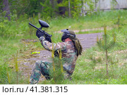 St. Petersburg, RUSSIA 27.07.2013 Open-air paintball tournament at the end of summer in nature, People in camouflage, with paintball guns and masks (2014 год). Редакционное фото, фотограф Анна Кривицкая / Фотобанк Лори