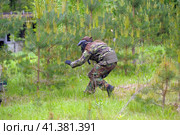 St. Petersburg, RUSSIA 27.07.2013 Open-air paintball tournament at the end of summer in nature, People in camouflage, with paintball guns and masks (2014 год). Редакционное фото, фотограф Анна Кривицкая / Фотобанк Лори