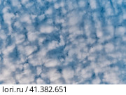 Altocumulus fluffy clouds on blue sky. Стоковое фото, фотограф Ирина Кононова / Фотобанк Лори