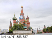 Москва, Россия. Лобное место на фоне Православного храма Василия Блаженного или собо́ра Покрова́ Пресвято́й Богоро́дицы на Красной площади Московского Кремля. Объект всемирного наследия ЮНЕСКО. На фоне виден Васильевский спуск и район Балчуг. (2023 год). Редакционное фото, фотограф Сергей Никифоров-Гордеев / Фотобанк Лори