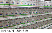 Pampers for children on a shelf in a supermarket (2020 год). Редакционное фото, фотограф Анна Кривицкая / Фотобанк Лори
