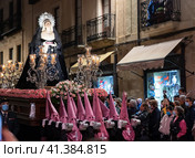 Brotherhood carrying paso of Our Lady of Tears during Holy Week procession in Salamanca (2022 год). Редакционное фото, фотограф Яков Филимонов / Фотобанк Лори
