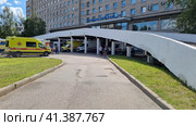 Emergency room near the city hospitalSt. Petersburg, 2013 (2023 год). Редакционное фото, фотограф Анна Кривицкая / Фотобанк Лори