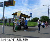 Остановка общественного транспорта "Станция метро "Выхино". Улица Красный Казанец. Район Вешняки. Город Москва (2014 год). Редакционное фото, фотограф lana1501 / Фотобанк Лори