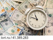 Время - деньги. Долларовые купюры и часы. Будильник и деньги. Time is money. Dollar bills and watches. Alarm clock and money. Стоковое фото, фотограф Ольга Митряева / Фотобанк Лори