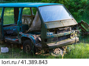 Abandoned car in the woods. Old, damaged car. Defective car. A car unfit for the roads. Стоковое фото, фотограф Zima Nadezhda / Фотобанк Лори