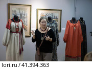 Художник Лариса Аинцева проводят мастер класс в Балашихинской галерее (2023 год). Редакционное фото, фотограф Дмитрий Неумоин / Фотобанк Лори