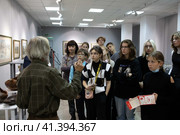 Художник Владимир Аинцев из Ногинска проводит мастер класс в Балашихинской галерее (2023 год). Редакционное фото, фотограф Дмитрий Неумоин / Фотобанк Лори