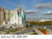 St. Nicholas Church on Moscow River Embankment at Pavshinsky floodplain in picturesque golden autumn (2023 год). Редакционное фото, фотограф Валерия Попова / Фотобанк Лори