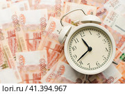 Время-деньги. Время платить налоги. Российские купюры и часы. Time is money. Time to pay taxes. Russian banknotes and watches. Стоковое фото, фотограф Ольга Митряева / Фотобанк Лори