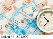 Время-деньги. Время платить налоги. Российские купюры и часы. Time is money. Time to pay taxes. Russian banknotes and watches. Стоковое фото, фотограф Ольга Митряева / Фотобанк Лори