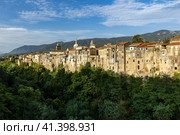 Италия. Сант-Агата-де-Готи. Вид на дома коммуны Сант-Агата-де-Готи. Italy. Sant'Agata de Goti. View of the houses of the commune of Sant'Agata de Goti. (2023 год). Стоковое фото, фотограф Алексей Смышляев / Фотобанк Лори