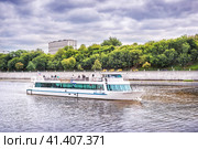 Прогулочный корабль Ривер Лаундж и река, Москва-река, Москва (2023 год). Редакционное фото, фотограф Baturina Yuliya / Фотобанк Лори