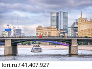 Прогулочный корабль Ривер Палас и мост, Москва-река, Москва (2023 год). Редакционное фото, фотограф Baturina Yuliya / Фотобанк Лори